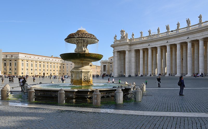 Brunnen auf dem Petersplatz (Vatikan)